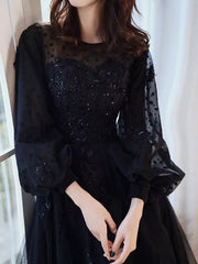 Vestido de fiesta de tul negro con mangas largas abullonadas y cuentas