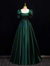 Vestido de fiesta de satén verde con mangas cortas y corte en A hasta el suelo
