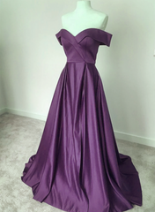 Vestido formal largo con hombros descubiertos de satén morado oscuro