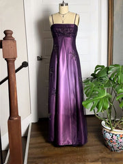 Precioso vestido de fiesta largo con tirantes de tul y satén morado