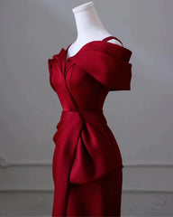 Vestido de fiesta de sirena de satén rojo vino con hombros descubiertos
