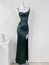 Vestido de fiesta largo de satén verde con tirantes de sirena y abertura en la pierna