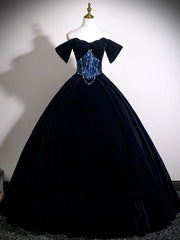 Vestido de fiesta azul marino de terciopelo con hombros descubiertos y largo hasta el suelo
