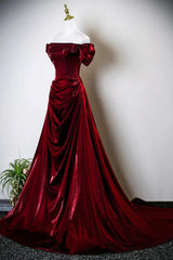 Vestido de noche de satén rojo vino con hombros descubiertos y corte A