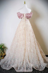 Hermoso vestido formal de satén y encaje rosa con hombros descubiertos