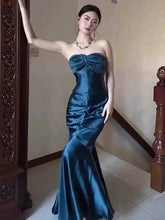 Vestido de fiesta largo sin tirantes y escote en forma de corazón de satén azul suave