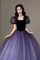 Vestido de fiesta largo de tul morado con mangas cortas y corte A