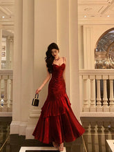 Vestido de fiesta elegante de satén con tirantes de sirena en color rojo vino
