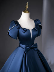 Vestido de fiesta largo de satén azul con mangas cortas y cuentas