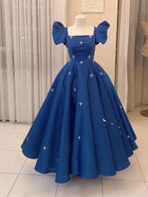 Vestido de novia largo de satén azul con cuentas y mangas cortas