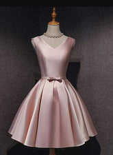 Bonito vestido de fiesta corto de satén rosa con escote en V y largo hasta la rodilla