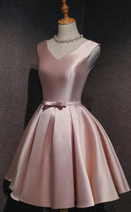 Bonito vestido de fiesta corto de satén rosa con escote en V y largo hasta la rodilla