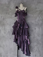 Vestido formal largo elegante de satén morado con corte alto y bajo