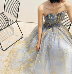 Hermoso vestido de fiesta largo de tul azul con cuentas y corte en A