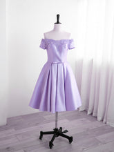 Vestido de fiesta corto de satén morado claro con encaje