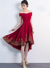 Precioso vestido de dama de honor de corte alto y bajo en rojo oscuro