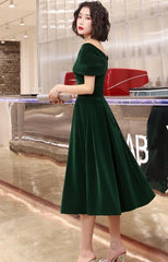 Vestido de dama de honor de terciopelo verde con hombros descubiertos y corte A