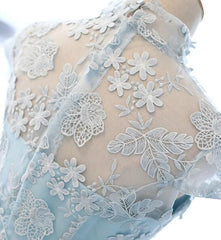 Lindo vestido de fiesta de tul azul claro con encaje