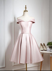 Precioso vestido formal de satén rosa con hombros descubiertos y largo hasta la rodilla