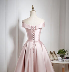 Precioso vestido formal de satén rosa con hombros descubiertos y largo hasta la rodilla