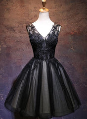 Adorable vestido de fiesta de tul y encaje con escote en V negro