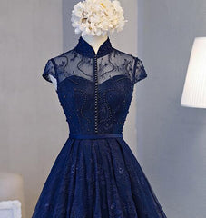 Hermoso vestido de fiesta de encaje azul marino hasta la rodilla