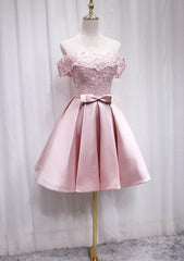 Vestido de fiesta de satén rosa con hombros descubiertos y parte superior de encaje