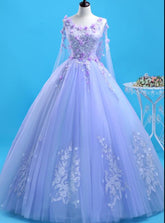 Hermoso vestido de fiesta con escote redondo y flores de lavanda