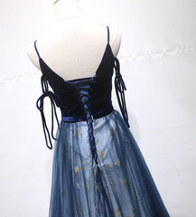 Vestido de noche largo de tul con tirantes en forma de A en color azul