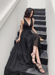 Hermoso vestido de fiesta largo de gasa negra con escote en V