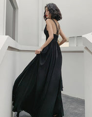 Hermoso vestido de fiesta largo de gasa negra con escote en V