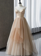 Vestido de noche largo con tirantes de tul degradado color champán