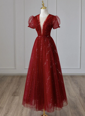 Vestido de dama de honor con mangas cortas de tul rojo vino