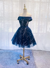Vestido de fiesta de tul azul oscuro con hombros descubiertos y largo hasta la rodilla