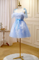 Vestido de fiesta azul claro de tul con encaje hasta la rodilla