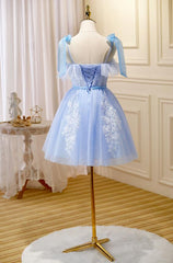 Vestido de fiesta azul claro de tul con encaje hasta la rodilla