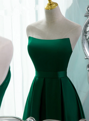 Vestido de fiesta largo sencillo de satén verde con abertura en la pierna