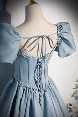 Vestido de fiesta largo de satén azul con perlas