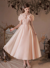 Vestido de fiesta rosa de manga corta con escote en forma de corazón y cuentas