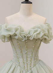 Vestido de fiesta verde claro con escote en forma de corazón y cuentas
