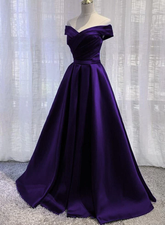 Vestido de fiesta largo con hombros descubiertos y satén morado