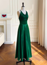 Vestido de noche verde de satén suave con espalda cruzada y corte en A