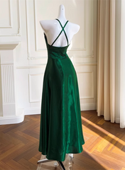 Vestido de noche verde de satén suave con espalda cruzada y corte en A