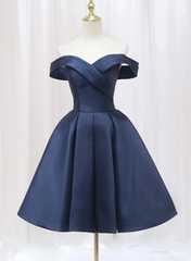 Vestido de fiesta azul marino de satén con hombros descubiertos y largo hasta la rodilla