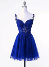Vestido formal corto de tul azul real con apliques de encaje