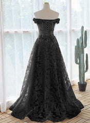 Vestido de fiesta negro de tul con hombros descubiertos y encaje en forma de A