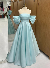 Vestido de fiesta largo de satén azul con hombros descubiertos