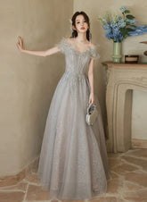Vestido de fiesta de tul gris brillante con hombros descubiertos y corte en A