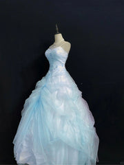 Vestido de fiesta largo azul claro con tirantes de corazón y cuentas