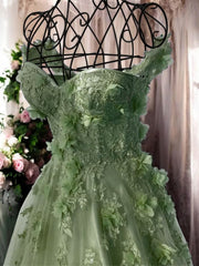 Vestido de fiesta de tul verde claro con hombros descubiertos y largo hasta el suelo